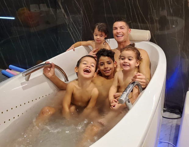 Ronaldo khoe ảnh trần như nhộng tắm chung cùng 4 thiên thần nhỏ đáng yêu, hàng triệu fan lại phải thả tim ủng hộ cho gia đình CR7 - Ảnh 1. Ronaldo khoe ảnh trần như nhộng tắm chung cùng 4 thiên thần nhỏ đáng yêu, hàng triệu fan lại phải thả tim ủng hộ cho gia đình CR7 - Ảnh 1.