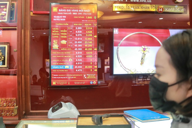 Giá vàng tụt dốc cực mạnh chỉ sau một đêm, người dân Hà Nội đổ xô đi bán  - Ảnh 10.