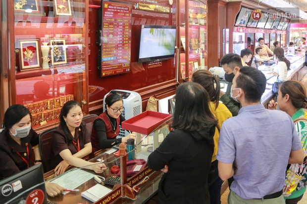 Giá vàng tụt dốc cực mạnh chỉ sau một đêm, người dân Hà Nội đổ xô đi bán  - Ảnh 2.