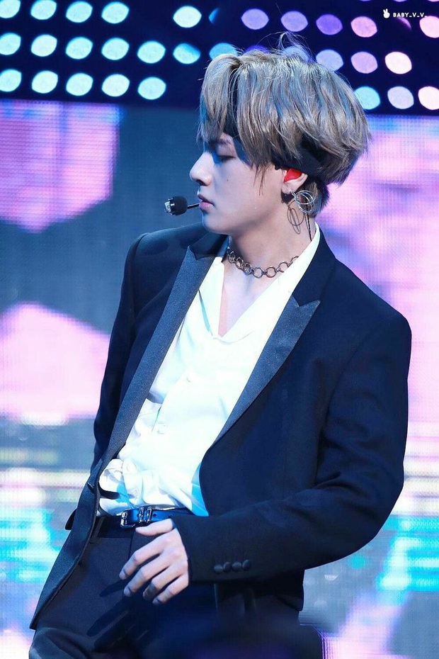 Không phải Jungkook hay Jimin, V mới là thành viên BTS được netizen gọi là idol hoàn hảo: từ visual, khả năng trình diễn tới sáng tác đều cân trọn - Ảnh 5. Không phải Jungkook hay Jimin, V mới là thành viên BTS được netizen gọi là idol hoàn hảo: từ visual, khả năng trình diễn tới sáng tác đều cân trọn - Ảnh 5.
