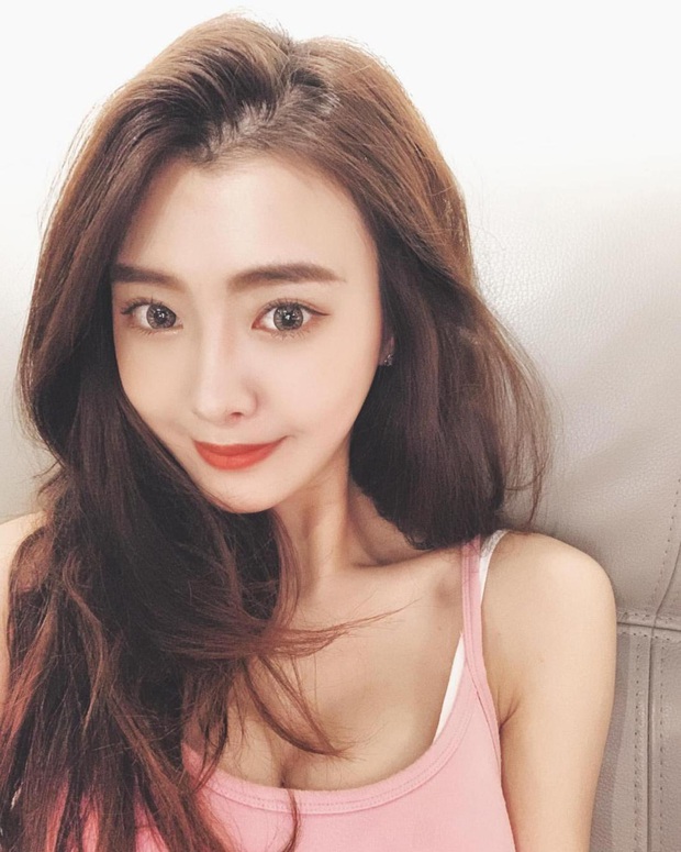 Chỉ nhờ một bức ảnh chụp từ sau lưng, cô gái bỗng được dân mạng xin info rầm rầm, chính diện còn gây trầm trồ hơn - Ảnh 5. Chỉ nhờ một bức ảnh chụp từ sau lưng, cô gái bỗng được dân mạng xin info rầm rầm, chính diện còn gây trầm trồ hơn - Ảnh 5.