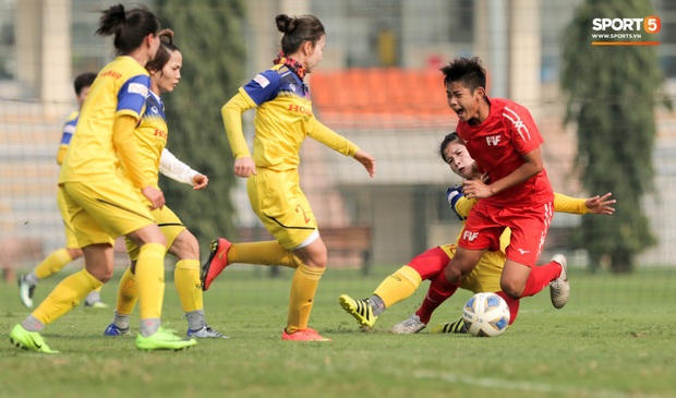 Cầu thủ 15 tuổi hất bay tuyển thủ nữ Việt Nam trong trận đấu giao hữu tại Hà Nội - Ảnh 4.