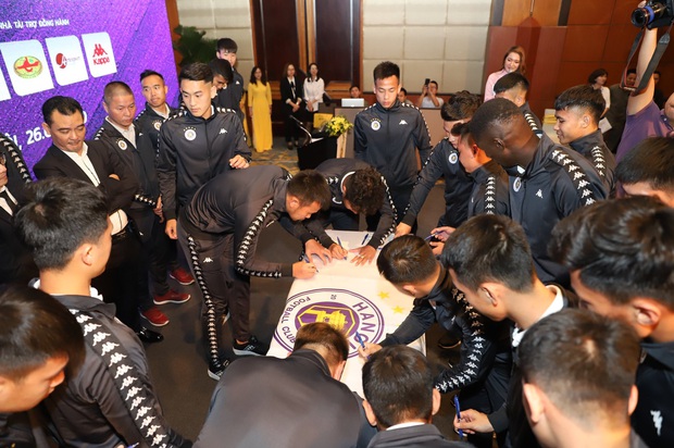 Dàn cầu thủ Hà Nội FC tươi rói dự lễ xuất quân mùa giải 2020 - Ảnh 4. Dàn cầu thủ Hà Nội FC tươi rói dự lễ xuất quân mùa giải 2020 - Ảnh 4.