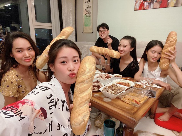 Dàn mỹ nữ Hoa hậu Hoàn vũ Việt Nam đọ sắc bên bánh mì, Jun Phạm làm luôn 1 ổ để có sức đấm đá - Ảnh 1. Dàn mỹ nữ Hoa hậu Hoàn vũ Việt Nam đọ sắc bên bánh mì, Jun Phạm làm luôn 1 ổ để có sức đấm đá - Ảnh 1.