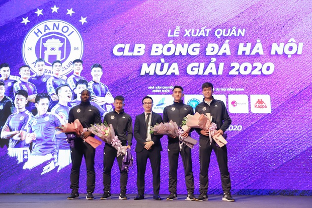 Dàn cầu thủ Hà Nội FC tươi rói dự lễ xuất quân mùa giải 2020 - Ảnh 2. Dàn cầu thủ Hà Nội FC tươi rói dự lễ xuất quân mùa giải 2020 - Ảnh 2.