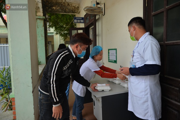 Các chiến sĩ nơi tâm dịch Vĩnh Phúc: Đi tắm, tháo nhẫn cưới ra mới nhớ sắp tới là kỷ niệm 10 năm ngày cưới - Ảnh 8. Các chiến sĩ nơi tâm dịch Vĩnh Phúc: Đi tắm, tháo nhẫn cưới ra mới nhớ sắp tới là kỷ niệm 10 năm ngày cưới - Ảnh 8.