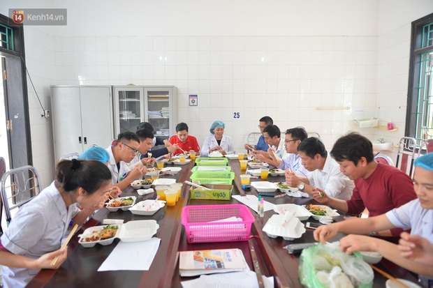 Các chiến sĩ nơi tâm dịch Vĩnh Phúc: Đi tắm, tháo nhẫn cưới ra mới nhớ sắp tới là kỷ niệm 10 năm ngày cưới - Ảnh 11. Các chiến sĩ nơi tâm dịch Vĩnh Phúc: Đi tắm, tháo nhẫn cưới ra mới nhớ sắp tới là kỷ niệm 10 năm ngày cưới - Ảnh 11.