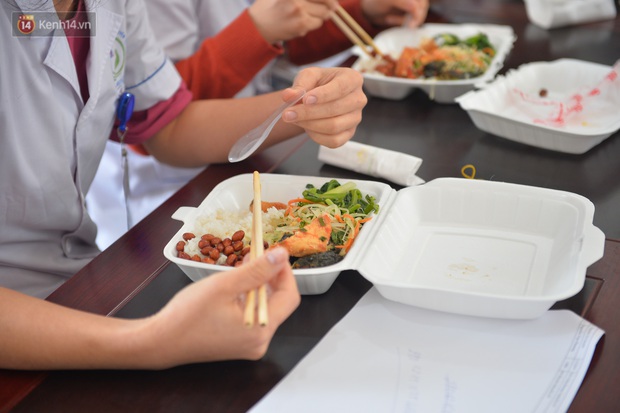 Các chiến sĩ nơi tâm dịch Vĩnh Phúc: Đi tắm, tháo nhẫn cưới ra mới nhớ sắp tới là kỷ niệm 10 năm ngày cưới - Ảnh 10. Các chiến sĩ nơi tâm dịch Vĩnh Phúc: Đi tắm, tháo nhẫn cưới ra mới nhớ sắp tới là kỷ niệm 10 năm ngày cưới - Ảnh 10.