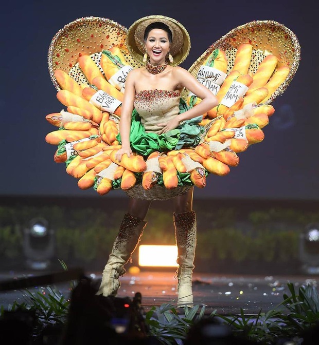 HHen Niê bất ngờ chia sẻ lại hình ảnh mặc trang phục bánh mì đã dự thi Miss Universe 2018, dân tình chỉ biết tán thưởng và đồng tình - Ảnh 3. HHen Niê bất ngờ chia sẻ lại hình ảnh mặc trang phục bánh mì đã dự thi Miss Universe 2018, dân tình chỉ biết tán thưởng và đồng tình - Ảnh 3.