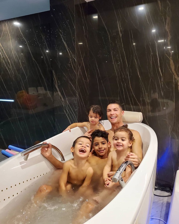 Cậu cả nhà Ronaldo vừa chính thức dấn thân vào thế giới sống ảo đã khiến fan bái phục bằng đoạn video nói 4 thứ tiếng - Ảnh 3. Cậu cả nhà Ronaldo vừa chính thức dấn thân vào thế giới sống ảo đã khiến fan bái phục bằng đoạn video nói 4 thứ tiếng - Ảnh 3.