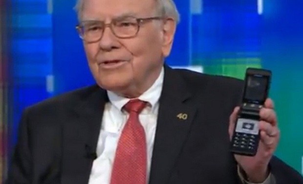 Cuối cùng tỷ phú Warren Buffett cũng chịu dùng iPhone, bỏ chiếc điện thoại cùi 20 USD ngày trước - Ảnh 2.