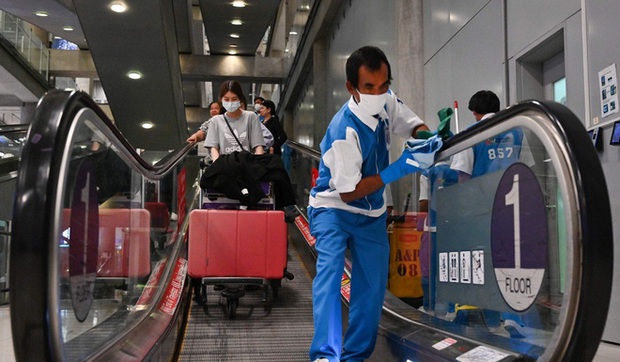 Bệnh nhân nhiễm virus corona nhiều lần nói dối về lịch sử đi lại khiến 30 y bác sĩ có nguy cơ lây bệnh ở Thái Lan - Ảnh 2. Bệnh nhân nhiễm virus corona nhiều lần nói dối về lịch sử đi lại khiến 30 y bác sĩ có nguy cơ lây bệnh ở Thái Lan - Ảnh 2.