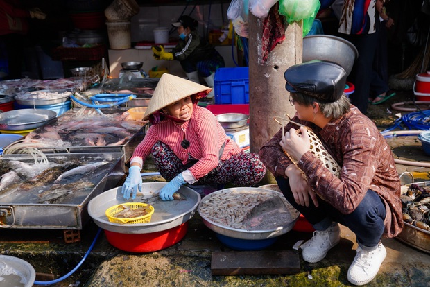 Duy Khánh đu trend làm thơ, thừa cơ cưỡng hôn Huỳnh Lập - Ảnh 1.