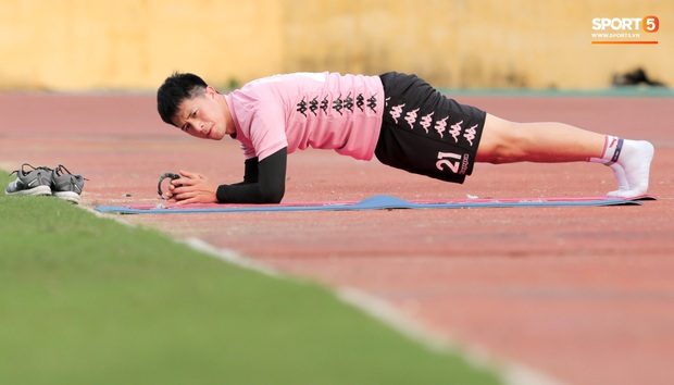 Quang Hải nhăn nhó vì đau khi tập riêng, Đình Trọng chăm chỉ plank giữ dáng ở Hà Nội FC - Ảnh 7.