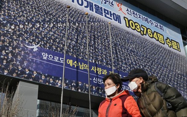 Số ca nhiễm tăng hơn 2000% trong 1 tuần, chỉ 1 bệnh nhân khiến Hàn Quốc lao đao như thế nào? - Ảnh 1.