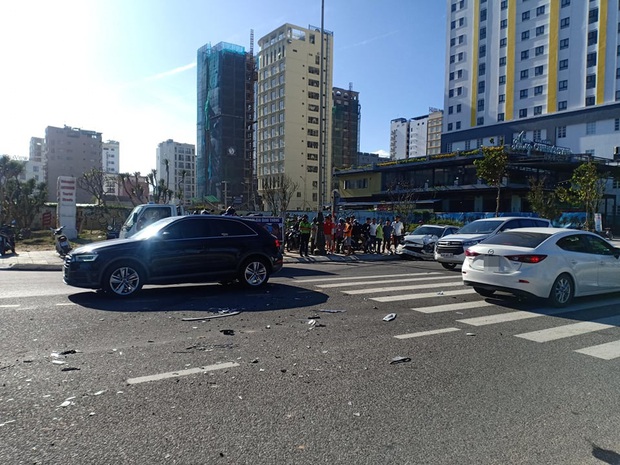 Tai nạn liên hoàn trước khu phố Tây Đà Nẵng, 3 người bị thương - Ảnh 3. Tai nạn liên hoàn trước khu phố Tây Đà Nẵng, 3 người bị thương - Ảnh 3.