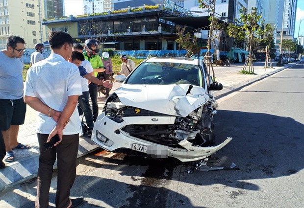 Tai nạn liên hoàn trước khu phố Tây Đà Nẵng, 3 người bị thương - Ảnh 2. Tai nạn liên hoàn trước khu phố Tây Đà Nẵng, 3 người bị thương - Ảnh 2.