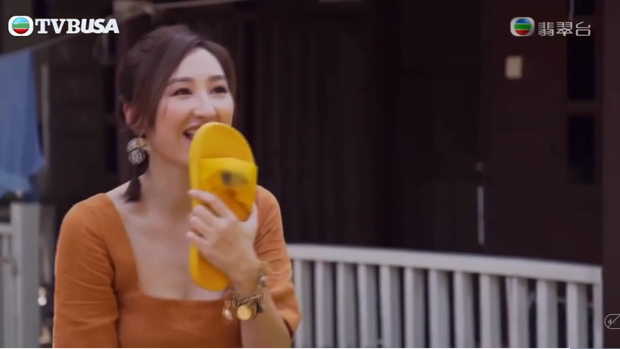 Rùng mình khi xem mỹ nhân phim 18+ của TVB liếm dép bẩn dính đầy cát trên sóng truyền hình - Ảnh 3. Rùng mình khi xem mỹ nhân phim 18+ của TVB liếm dép bẩn dính đầy cát trên sóng truyền hình - Ảnh 3.