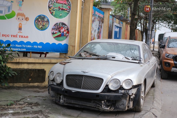 Chùm ảnh: Siêu xe Bentley 20 tỷ nằm “xếp xó” trên vỉa hè Hà Nội, hơn 5 năm qua không ai biết chủ nhân ở đâu - Ảnh 1. Chùm ảnh: Siêu xe Bentley 20 tỷ nằm “xếp xó” trên vỉa hè Hà Nội, hơn 5 năm qua không ai biết chủ nhân ở đâu - Ảnh 1.
