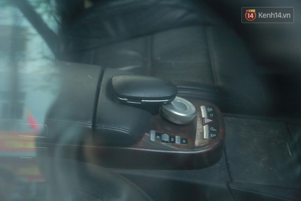 Chùm ảnh: Siêu xe Bentley 20 tỷ nằm “xếp xó” trên vỉa hè Hà Nội, hơn 5 năm qua không ai biết chủ nhân ở đâu - Ảnh 12. Chùm ảnh: Siêu xe Bentley 20 tỷ nằm “xếp xó” trên vỉa hè Hà Nội, hơn 5 năm qua không ai biết chủ nhân ở đâu - Ảnh 12.