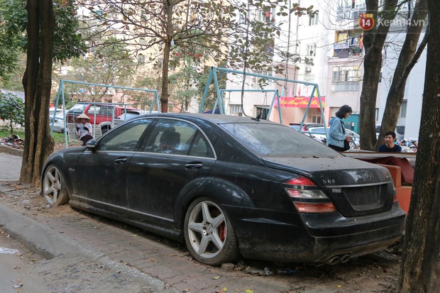 Chùm ảnh: Siêu xe Bentley 20 tỷ nằm “xếp xó” trên vỉa hè Hà Nội, hơn 5 năm qua không ai biết chủ nhân ở đâu - Ảnh 13. Chùm ảnh: Siêu xe Bentley 20 tỷ nằm “xếp xó” trên vỉa hè Hà Nội, hơn 5 năm qua không ai biết chủ nhân ở đâu - Ảnh 13.
