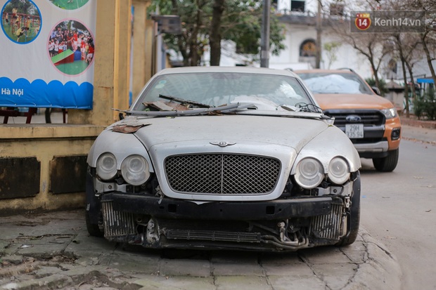 Chùm ảnh: Siêu xe Bentley 20 tỷ nằm “xếp xó” trên vỉa hè Hà Nội, hơn 5 năm qua không ai biết chủ nhân ở đâu - Ảnh 2. Chùm ảnh: Siêu xe Bentley 20 tỷ nằm “xếp xó” trên vỉa hè Hà Nội, hơn 5 năm qua không ai biết chủ nhân ở đâu - Ảnh 2.