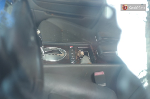 Chùm ảnh: Siêu xe Bentley 20 tỷ nằm “xếp xó” trên vỉa hè Hà Nội, hơn 5 năm qua không ai biết chủ nhân ở đâu - Ảnh 6. Chùm ảnh: Siêu xe Bentley 20 tỷ nằm “xếp xó” trên vỉa hè Hà Nội, hơn 5 năm qua không ai biết chủ nhân ở đâu - Ảnh 6.