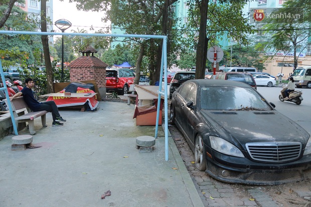Chùm ảnh: Siêu xe Bentley 20 tỷ nằm “xếp xó” trên vỉa hè Hà Nội, hơn 5 năm qua không ai biết chủ nhân ở đâu - Ảnh 7. Chùm ảnh: Siêu xe Bentley 20 tỷ nằm “xếp xó” trên vỉa hè Hà Nội, hơn 5 năm qua không ai biết chủ nhân ở đâu - Ảnh 7.