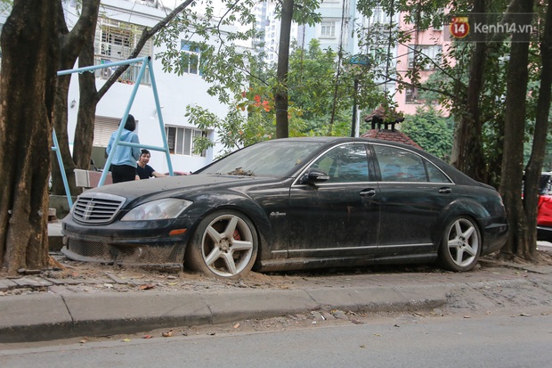 Chùm ảnh: Siêu xe Bentley 20 tỷ nằm “xếp xó” trên vỉa hè Hà Nội, hơn 5 năm qua không ai biết chủ nhân ở đâu - Ảnh 8. Chùm ảnh: Siêu xe Bentley 20 tỷ nằm “xếp xó” trên vỉa hè Hà Nội, hơn 5 năm qua không ai biết chủ nhân ở đâu - Ảnh 8.
