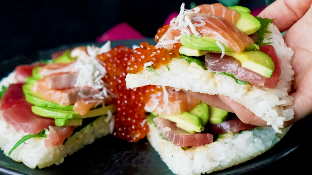 Chiếc pizza sushi đang gây bão Internet với 23 nghìn lượt share: Sự kết hợp vừa lạ vừa quen nhưng gọi tên thế nào mới đúng đây ta? - Ảnh 5. Chiếc pizza sushi đang gây bão Internet với 23 nghìn lượt share: Sự kết hợp vừa lạ vừa quen nhưng gọi tên thế nào mới đúng đây ta? - Ảnh 5.