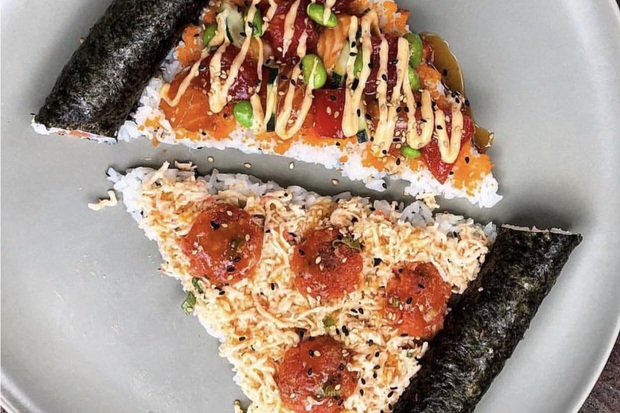 Chiếc pizza sushi đang gây bão Internet với 23 nghìn lượt share: Sự kết hợp vừa lạ vừa quen nhưng gọi tên thế nào mới đúng đây ta? - Ảnh 4. Chiếc pizza sushi đang gây bão Internet với 23 nghìn lượt share: Sự kết hợp vừa lạ vừa quen nhưng gọi tên thế nào mới đúng đây ta? - Ảnh 4.