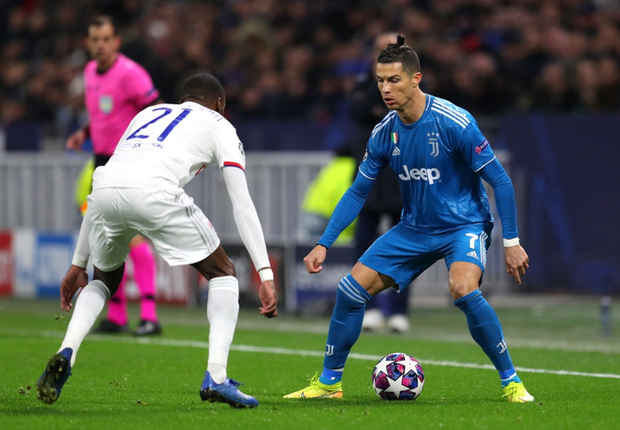 Thi đấu bạc nhược, Ronaldo và Juventus nhận thất bại ê chề ở lượt đi vòng 1/8 Champions League - Ảnh 1. Thi đấu bạc nhược, Ronaldo và Juventus nhận thất bại ê chề ở lượt đi vòng 1/8 Champions League - Ảnh 1.