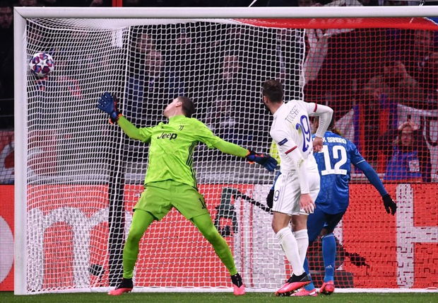 Thi đấu bạc nhược, Ronaldo và Juventus nhận thất bại ê chề ở lượt đi vòng 1/8 Champions League - Ảnh 4. Thi đấu bạc nhược, Ronaldo và Juventus nhận thất bại ê chề ở lượt đi vòng 1/8 Champions League - Ảnh 4.