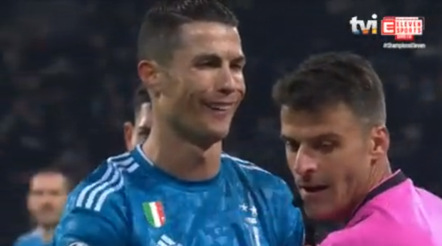 Bị đối thủ hết ăn vạ rồi đổ tội oan, Ronaldo đáp trả bằng kiểu cười độc chưa từng xuất hiện trước kia, báo Ý liền xuýt xoa: Xứng đáng làm meme - Ảnh 2. Bị đối thủ hết ăn vạ rồi đổ tội oan, Ronaldo đáp trả bằng kiểu cười độc chưa từng xuất hiện trước kia, báo Ý liền xuýt xoa: Xứng đáng làm meme - Ảnh 2.