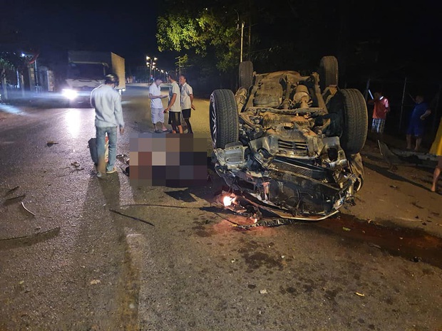 Ô tô tông vào gốc cây lật ngửa, 7 thanh niên thương vong - Ảnh 2. Ô tô tông vào gốc cây lật ngửa, 7 thanh niên thương vong - Ảnh 2.