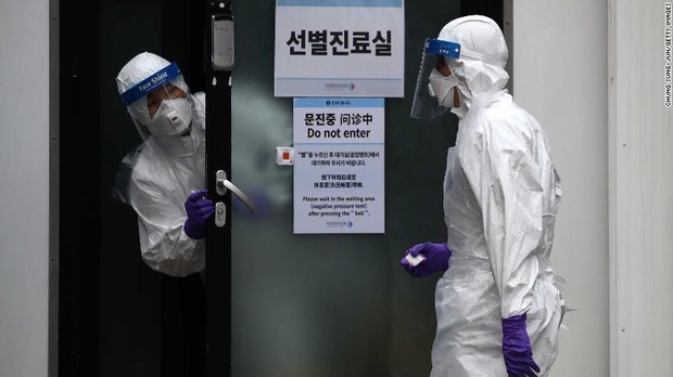 Lý do virus corona lây lan trong giáo phái Shincheonji Hàn Quốc: Cầu nguyện chen chúc trong phòng kín, ốm cũng không được vắng mặt - Ảnh 5.