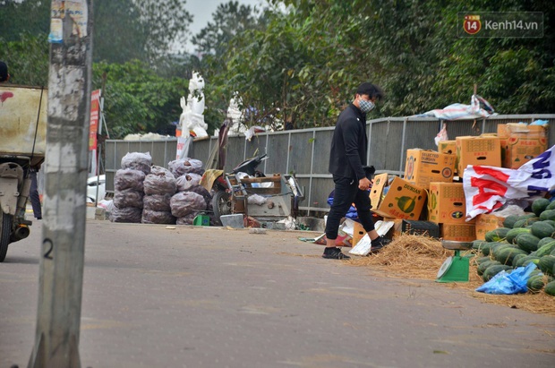 Sự thật sau tấm biển giải cứu khoai lang Gia Lai trên vỉa hè Hà Nội: Người bán thừa nhận lấy hàng từ chợ đầu mối để kiếm lời - Ảnh 4. Sự thật sau tấm biển giải cứu khoai lang Gia Lai trên vỉa hè Hà Nội: Người bán thừa nhận lấy hàng từ chợ đầu mối để kiếm lời - Ảnh 4.