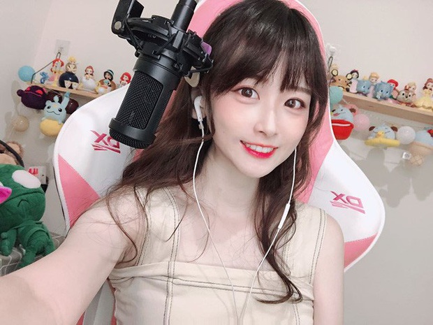 Cosplay thành nữ y tá quyến rũ trên sóng, cô nàng streamer xinh đẹp gây chú ý, tiêu chuẩn tìm bạn trai là phải chơi game giỏi hơn mình - Ảnh 1.