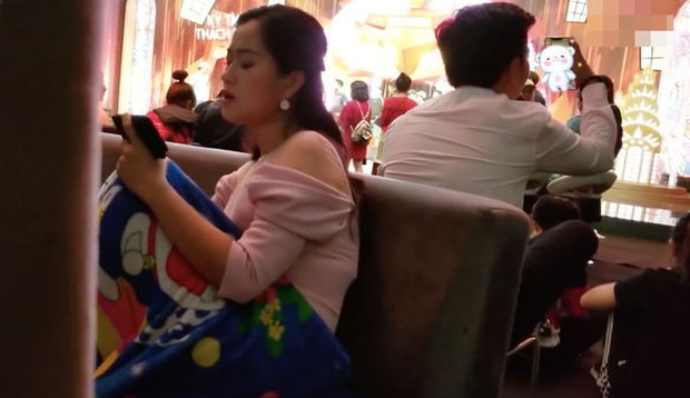 Clip: Đáng yêu như Trường Giang, đang buồn hiu chờ quay hình bỗng tươi tỉnh hẳn khi gọi điện cho vợ con - Ảnh 2.