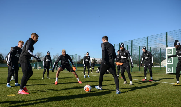 Đeo khẩu trang, giữ vệ sinh cá nhân thôi chưa đủ, đội bóng Ngoại hạng Anh cấm luôn cầu thủ bắt tay nhau trên sân tập vì sợ covid-19 - Ảnh 1.