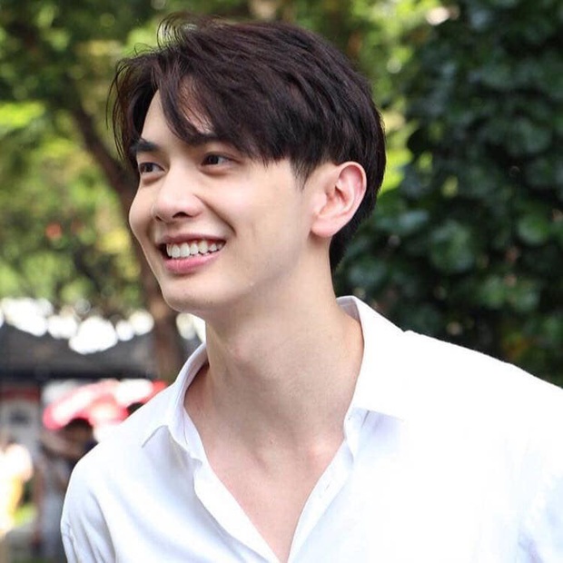 YouTuber người Thái với màn react MV của BTS mặn như muối biển: Không làm trò thì anh cũng nổi vì đẹp trai - Ảnh 5. YouTuber người Thái với màn react MV của BTS mặn như muối biển: Không làm trò thì anh cũng nổi vì đẹp trai - Ảnh 5.