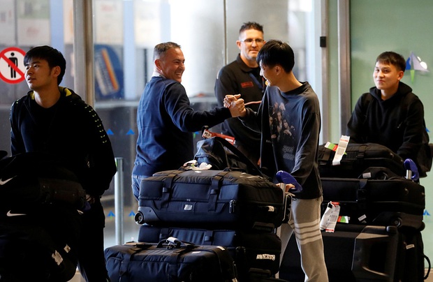 Đội bóng thành phố Vũ Hán được mời đến xem trận Siêu kinh điển giữa Barca và Real - Ảnh 2.