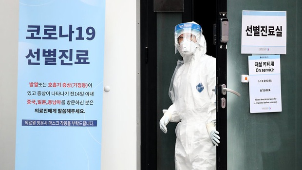 Cô gái Hàn Quốc nhiễm virus corona nhổ nước bọt vào nhân viên y tế khi được đưa đến bệnh viện - Ảnh 1.