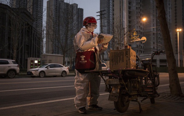Chuyện về người chở hy vọng ở Vũ Hán trong những ngày phong thành: Vất vả, tiềm ẩn nguy cơ nhiễm bệnh cao - Ảnh 2.