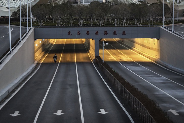 Chuyện về người chở hy vọng ở Vũ Hán trong những ngày phong thành: Vất vả, tiềm ẩn nguy cơ nhiễm bệnh cao - Ảnh 1.