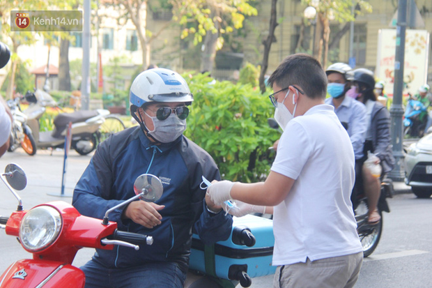 Cậu bé đưa mẹ 10 triệu tiền lì xì để mua khẩu trang phát cho mọi người: Con mua được khẩu trang cho mình nhưng lại thấy nhiều người không có - Ảnh 1. Cậu bé đưa mẹ 10 triệu tiền lì xì để mua khẩu trang phát cho mọi người: Con mua được khẩu trang cho mình nhưng lại thấy nhiều người không có - Ảnh 1.