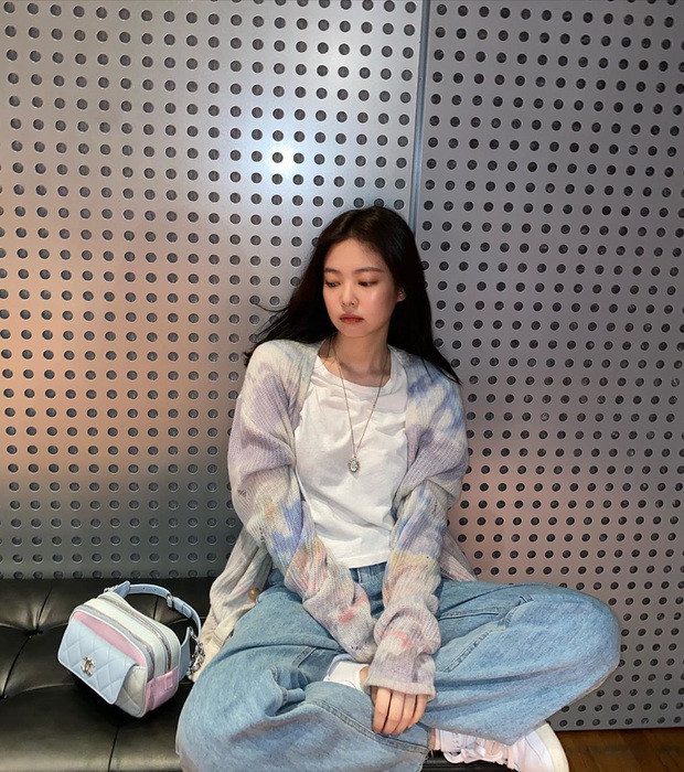 Jennie (BLACKPINK) chỉ đăng 5 tấm ảnh, fan đã vội cho ra 1500 thuyết âm mưu comeback: Phòng tập, 8 icon ứng với 8 bài hát và còn nhiều hơn thế - Ảnh 3. Jennie (BLACKPINK) chỉ đăng 5 tấm ảnh, fan đã vội cho ra 1500 thuyết âm mưu comeback: Phòng tập, 8 icon ứng với 8 bài hát và còn nhiều hơn thế - Ảnh 3.