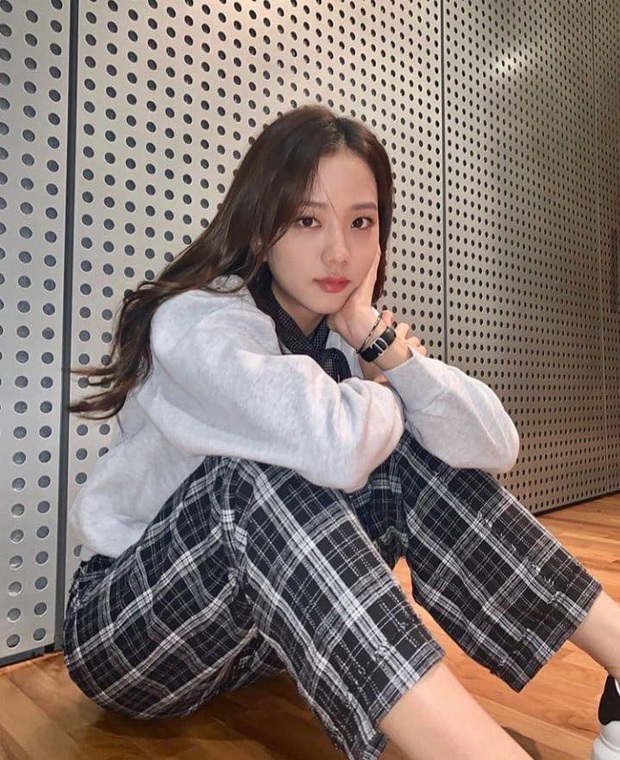 Jennie (BLACKPINK) chỉ đăng 5 tấm ảnh, fan đã vội cho ra 1500 thuyết âm mưu comeback: Phòng tập, 8 icon ứng với 8 bài hát và còn nhiều hơn thế - Ảnh 5. Jennie (BLACKPINK) chỉ đăng 5 tấm ảnh, fan đã vội cho ra 1500 thuyết âm mưu comeback: Phòng tập, 8 icon ứng với 8 bài hát và còn nhiều hơn thế - Ảnh 5.