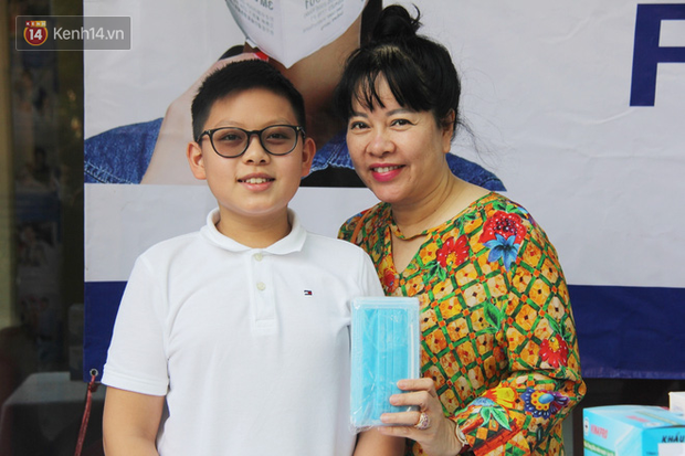 Cậu bé đưa mẹ 10 triệu tiền lì xì để mua khẩu trang phát cho mọi người: Con mua được khẩu trang cho mình nhưng lại thấy nhiều người không có - Ảnh 6. Cậu bé đưa mẹ 10 triệu tiền lì xì để mua khẩu trang phát cho mọi người: Con mua được khẩu trang cho mình nhưng lại thấy nhiều người không có - Ảnh 6.