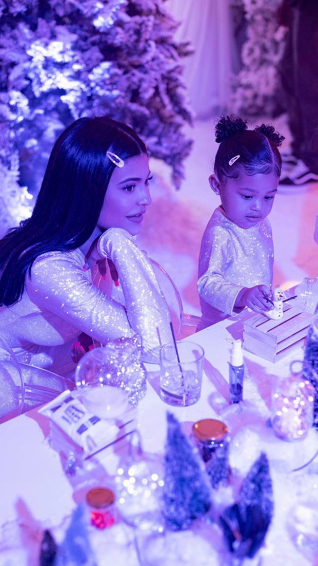 The reincarnated golden girl in the village calls out Kylie Jenner's daughter's name: Going on a 6000 billion cruise, birthday gift is a huge park - Photo 17.